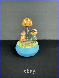ANRI Peanuts Charlie Brown Lucy Wooden Music Box Italy 1972 Rose Garden VTG