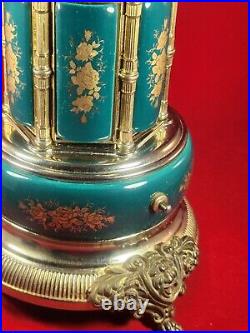 Brevettato Vintage Green & Gold Cigarette Lipstick Carousel Music Box 16 X 8