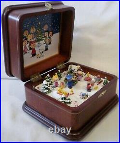Danbury Mint Merry Christmas Charlie Brown Peanuts Christmas Music Box