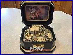 Elvis Presley's Graceland A Christmas to Remember Music Box