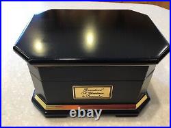 Elvis Presley's Graceland A Christmas to Remember Music Box