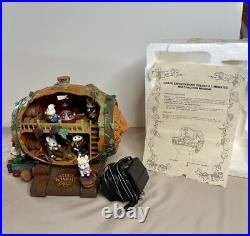 Enesco Grape Expectations Mice Winery Plays Finiculi Funicula Music Box, Video