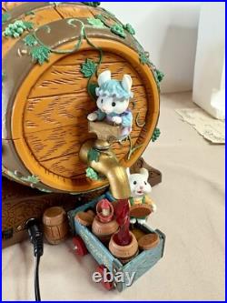 Enesco Grape Expectations Mice Winery Plays Finiculi Funicula Music Box, Video