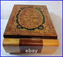 Old Italian Marquetry Torna a Sorrento Music Box with quilted liner