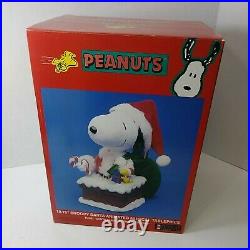 Peanuts Snoopy San Francisco Music Box Company Snoopy Santa Tablepiece new