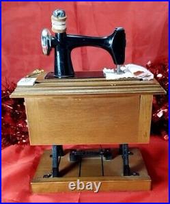 Vtg Working Sewing Machine Music Box Collectible Berkley Designs Buttons & Bows